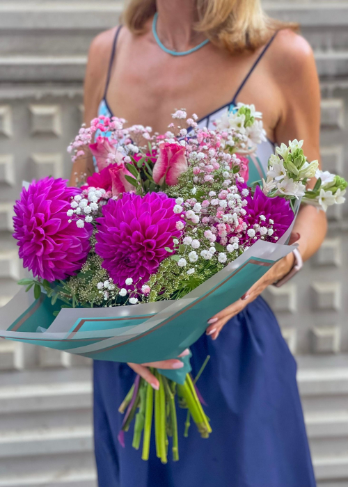 buchet colorat fucsia din dahlii, gerbere, trandafiri, tuberoze si gipsophila [3]