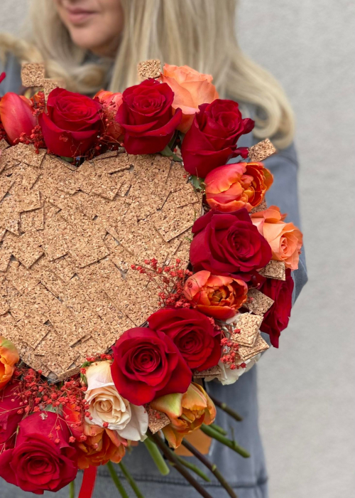 Buchet de flori pe structura de pluta in forma de inima [3]