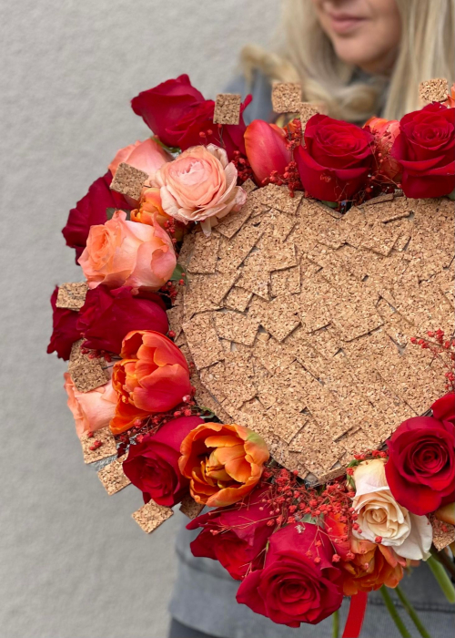 Buchet de flori pe structura de pluta in forma de inima [2]