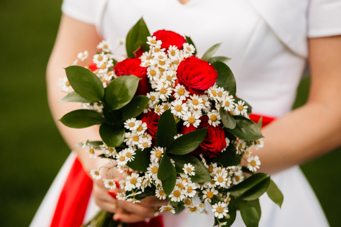 Buchet de mireasa cu trandafiri rosii musetel si ruscus [4]