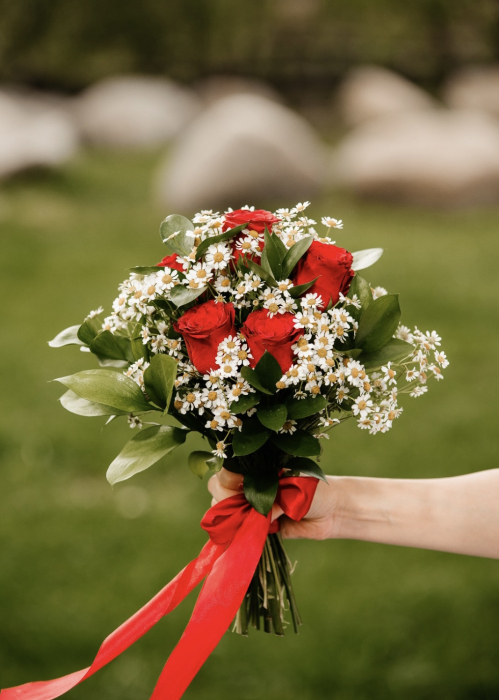 Buchet de mireasa cu trandafiri rosii musetel si ruscus [3]