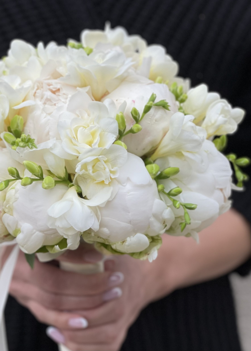 Buchet de mireasa din bujori albi si frezii [2]