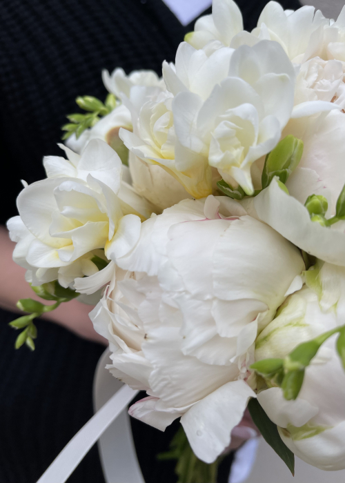 Buchet de mireasa din bujori albi si frezii [5]