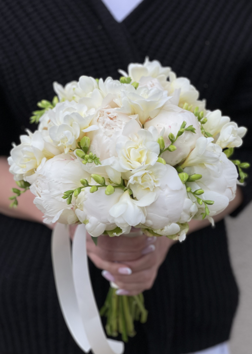 Buchet de mireasa din bujori albi si frezii [7]