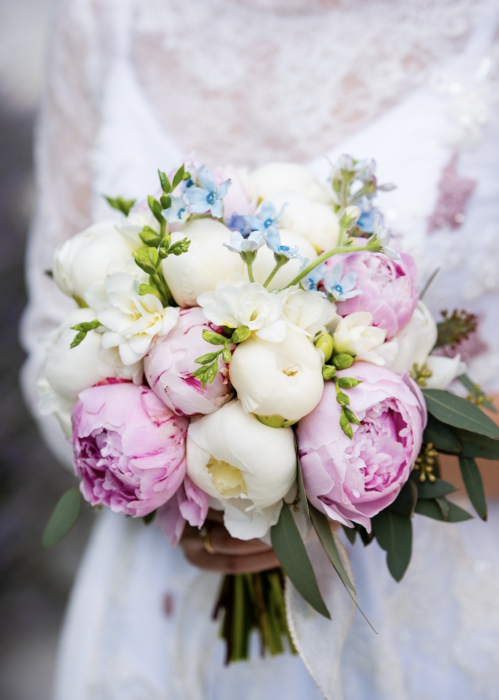 Buchet de mireasa din bujori albi si roz [2]