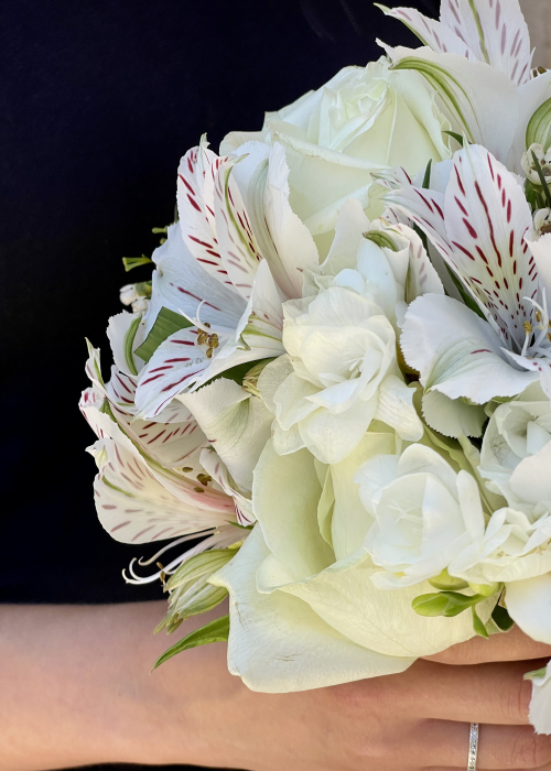 Buchet de mireasa alb din trandafiri albi, frezii, wax si alstroemeria [5]