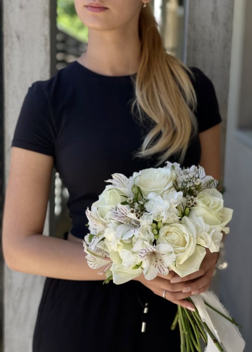 Buchet de mireasa alb din trandafiri albi, frezii, wax si alstroemeria [6]