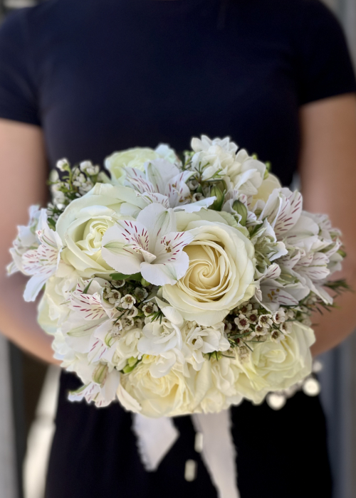 Buchet de mireasa alb din trandafiri albi, frezii, wax si alstroemeria [2]