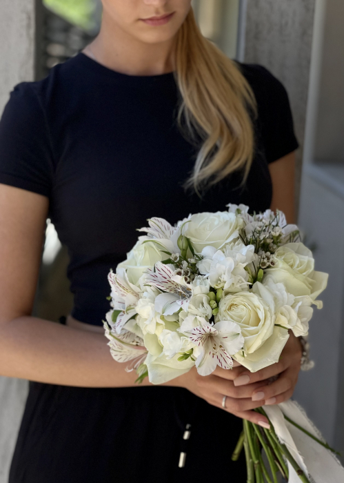 Buchet de mireasa alb din trandafiri albi, frezii, wax si alstroemeria [4]