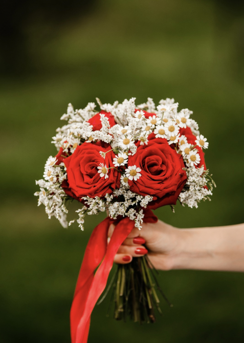 Buchet de mireasa din trandafiri rosii si musetel [2]