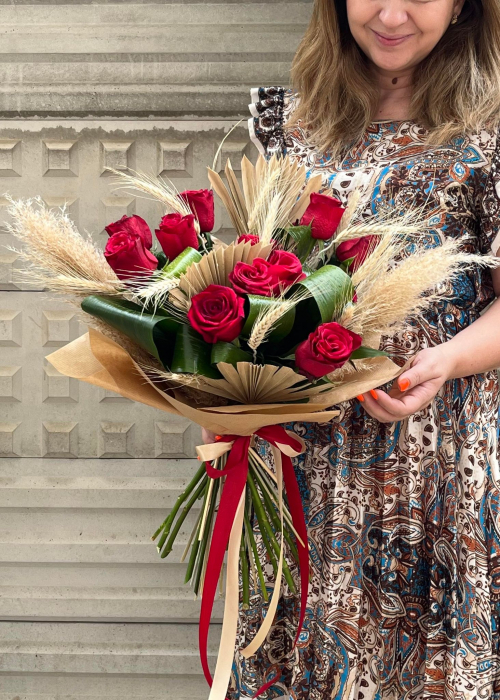 Buchet de flori rustic din trandafiri rosii si pampas [3]