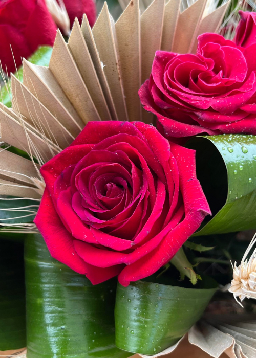 Buchet de flori rustic din trandafiri rosii si pampas [2]