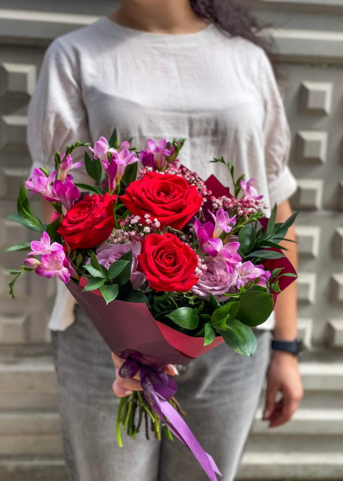 Buchet rosu mov, alstroemeria, gypsophila, trandafiri rosii, trandafiri memory mov [2]