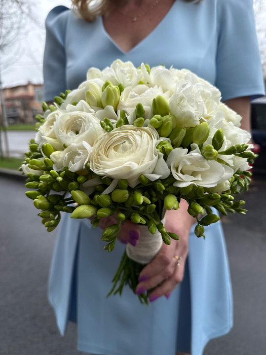 Buchet Mireasa cu Frezii si Ranunculus alb. [2]