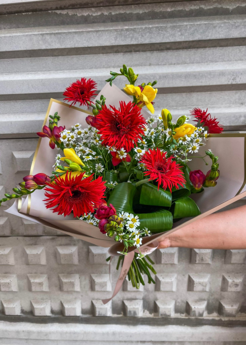 Buchet de flori Red Beauty, frezii, gerbere, musetel, rosu [2]