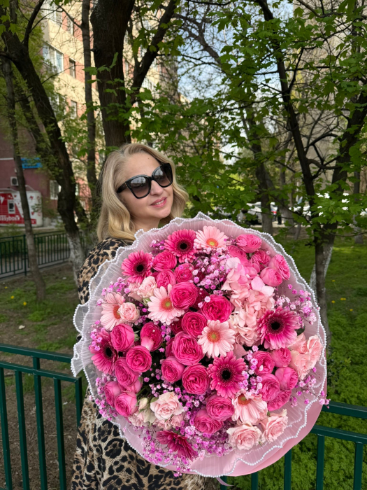 Buchet roz cu miniroze de grădină și hortensie | Rodyolla [2]