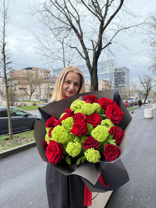 Buchet cu trandafiri rosii, viburnul, amabalaj negru elegant. [2]