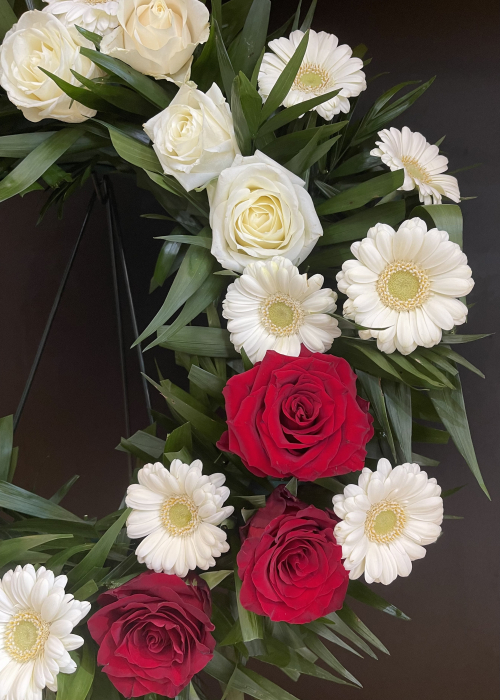 Coroana funerara cu trandafiri rosii si gerbere albe [6]