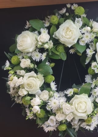 Coroana funerara din flori albe Cosmos [3]