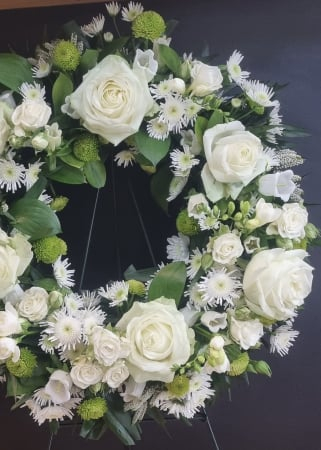 Coroana funerara din flori albe Cosmos [2]