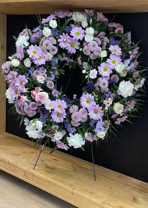 Coroana funerara lila din limonium si trandafiri [7]