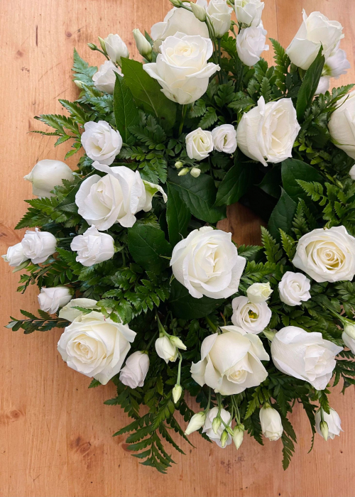 Coroana Funerara "Omagiu in alb" din trandafiri si lisianthus albi [3]