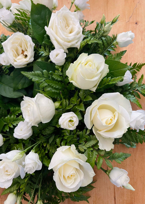 Coroana Funerara "Omagiu in alb" din trandafiri si lisianthus albi [2]