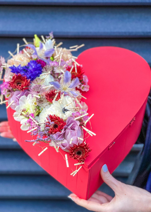 Cutie de lemn in forma de inima cu flori si bomboane. [3]