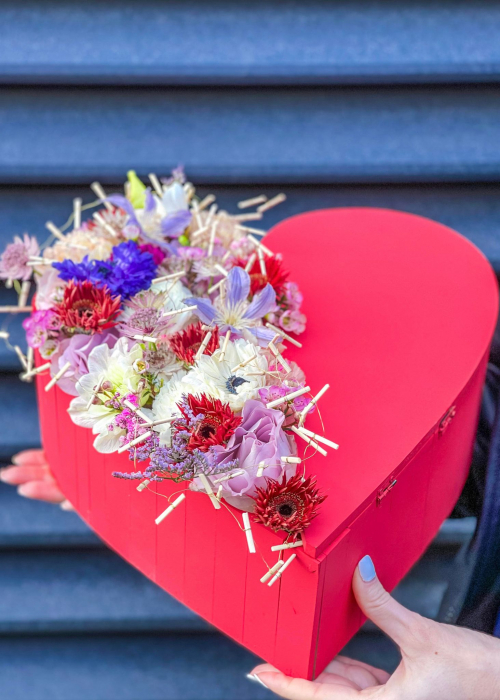 Cutie de lemn in forma de inima cu flori si bomboane. [2]