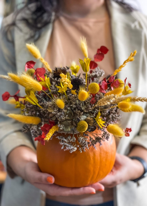 Dovleac decorat de Halloween cu flori uscate [2]