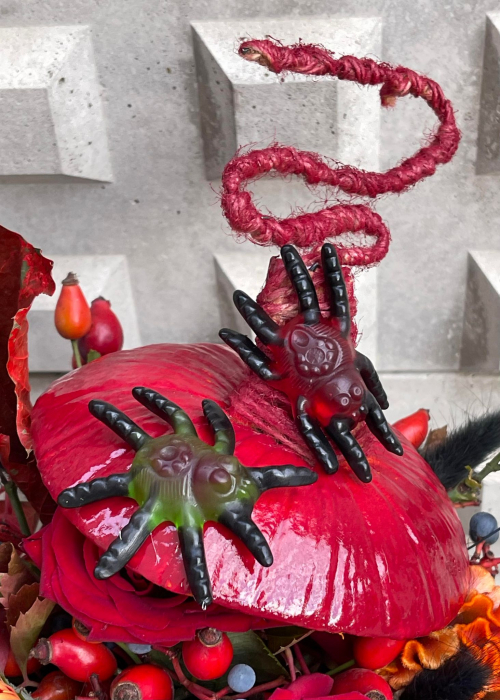 Dovleac decorat de Halloween cu paianjeni jeleu [7]