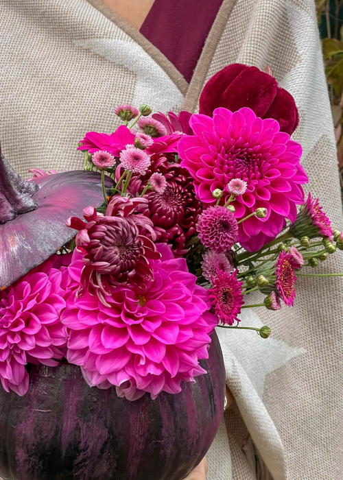 dovleac decorat de halloween mov cu dalii [2]