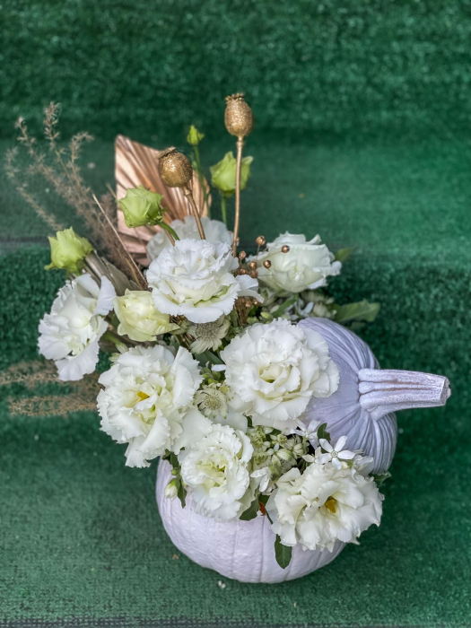 Dovleac decorat de Halloween Zana Buna, din lisianthus alb [3]