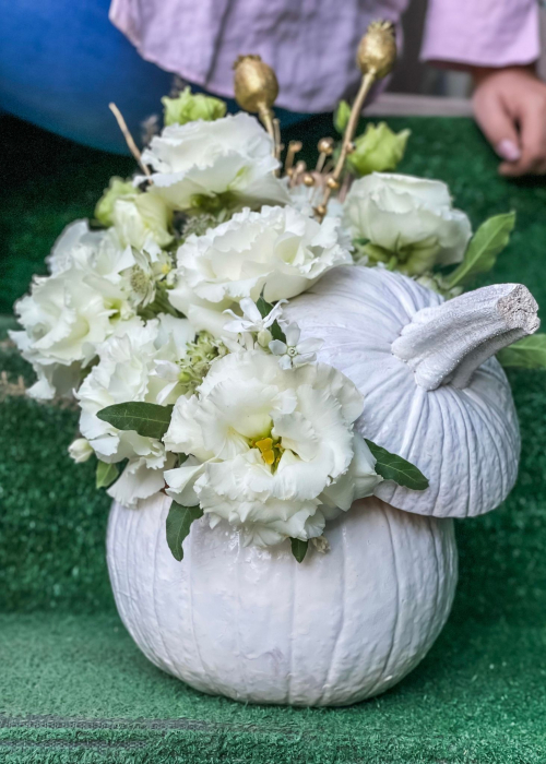 Dovleac decorat de Halloween Zana Buna, din lisianthus alb [2]