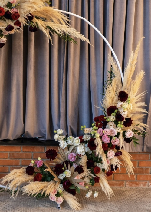 Foto corner nunta Burgundy Pampas [3]