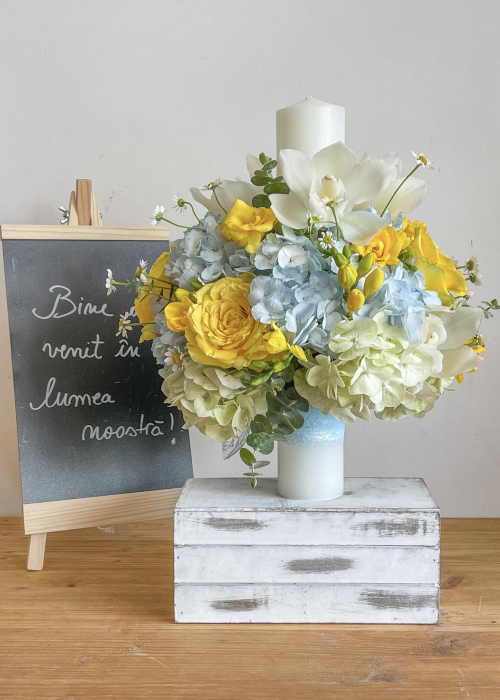 lumanare de botez din hortensii, trandafiri, frezii, musetel, orhidee. culoare galben bleu. [2]