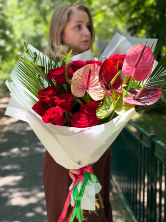 Pentru mine - Buchet “Red Desire” – Trandafiri roșii și anthurium