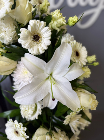 Coroană funerară cu crini și trandafiri albi [1]