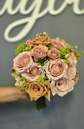 Evenimente - Buchet de mireasă sau nașă cu trandafiri crem-cappuccino și flori de waxflower