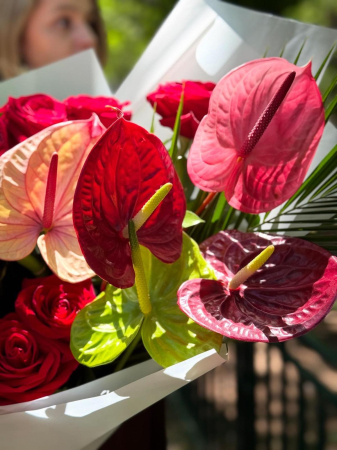 Buchet “Red Desire” – Trandafiri roșii și anthurium [1]