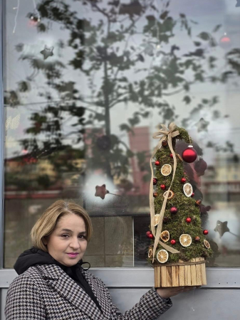 Craciun - Brad de masă cu mușchi natural și decorațiuni (felii de portocală, globuri roșii) – Rodyolla