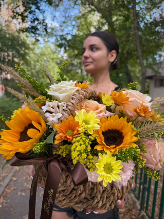 Pentru mine - Coș cu flori „Apus de toamnă” – aranjament floral Rodyolla