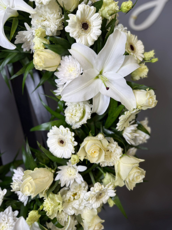 Coroană funerară cu crini și trandafiri albi [2]