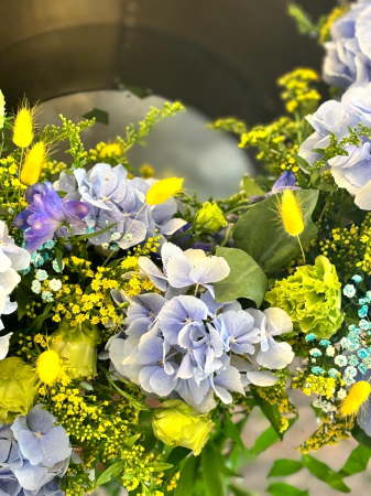 ranjament Cristelniță cu Hortensii și Flori Galbene – Rodyolla [2]