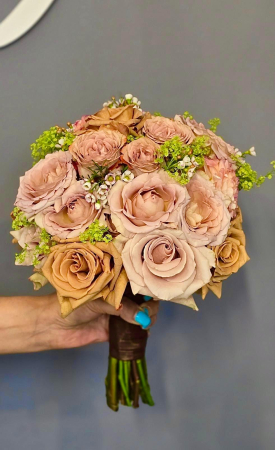 Buchet de mireasă sau nașă cu trandafiri crem-cappuccino și flori de waxflower [1]