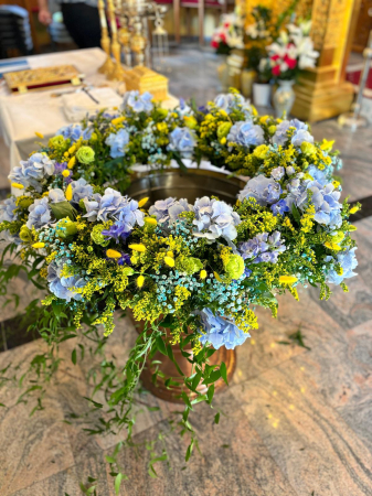 Decor botez - ranjament Cristelniță cu Hortensii și Flori Galbene – Rodyolla