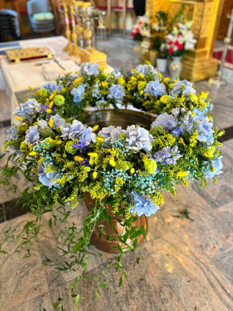 ranjament Cristelniță cu Hortensii și Flori Galbene – Rodyolla [1]