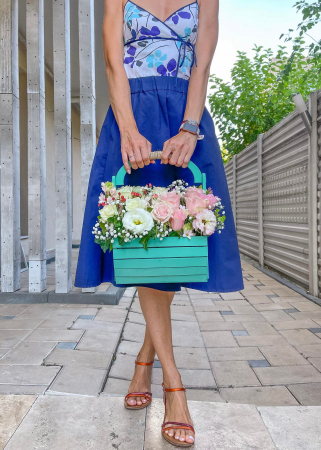 cos din lemn cu trandafiri, lisianthus, gypsophila [2]