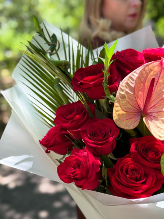 Buchet “Red Desire” – Trandafiri roșii și anthurium [2]