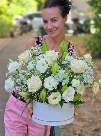 In cutii - Aranjament cu Crini si Trandafiri